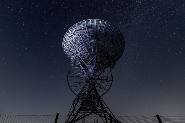 Free photo eerie scenery of a radio telescope on a starry night