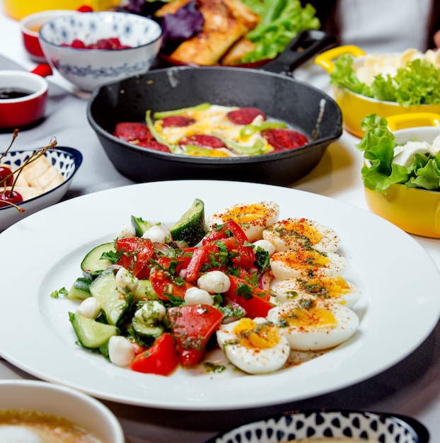 Free photo egg salad with vegetables on the table