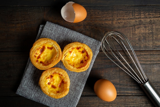 Free photo egg tart on wood.