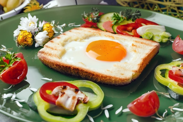 Free photo egg in toast bread baked with fresh vegetables