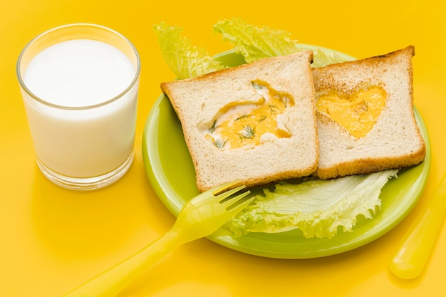 Free photo egg toast with salad and milk