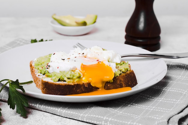 Free photo egg on top of avocado toast