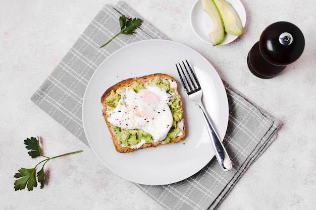 Free photo egg with avocado toast on plate