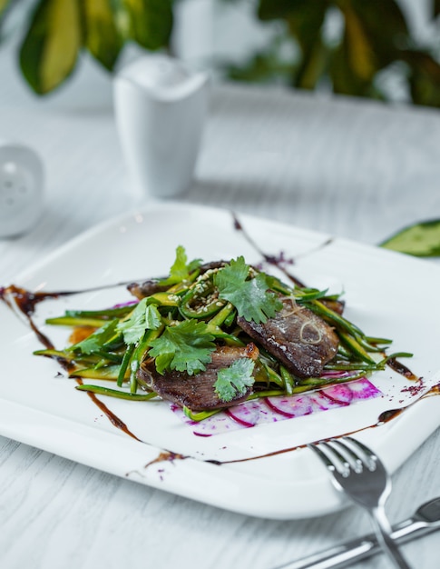 Free photo eggplant salad with ruccola in the plate