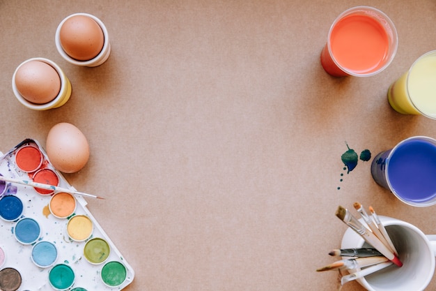 Free Photo eggs and palette of colors on table