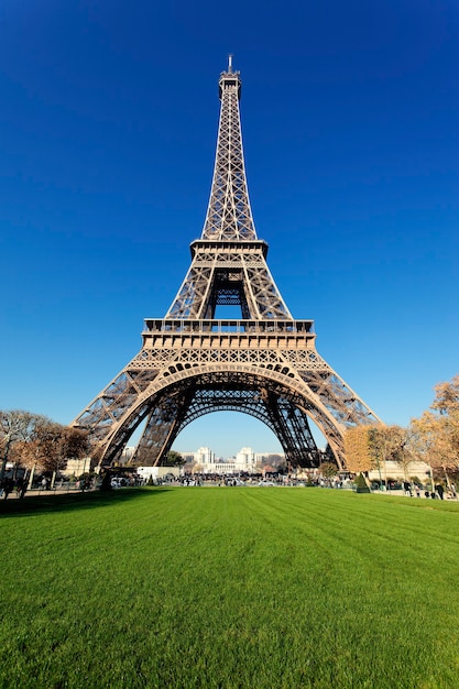 Free photo eiffel tower in paris with gorgeous colors in autumn