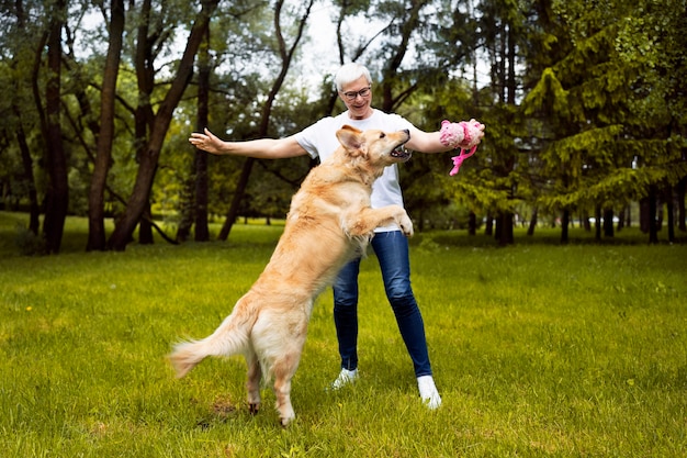 Free photo elderly person spendng tim with their pets