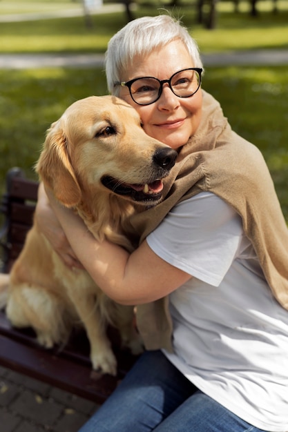 Free photo elderly person spendng tim with their pets