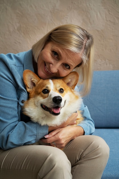 Free photo elderly person spendng tim with their pets