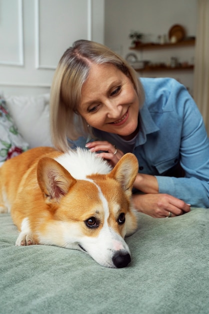 Free photo elderly person spendng tim with their pets