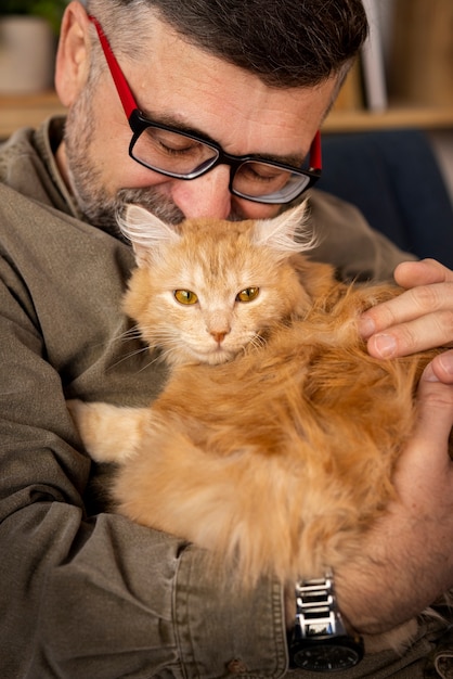 Free photo elderly person with pet cat