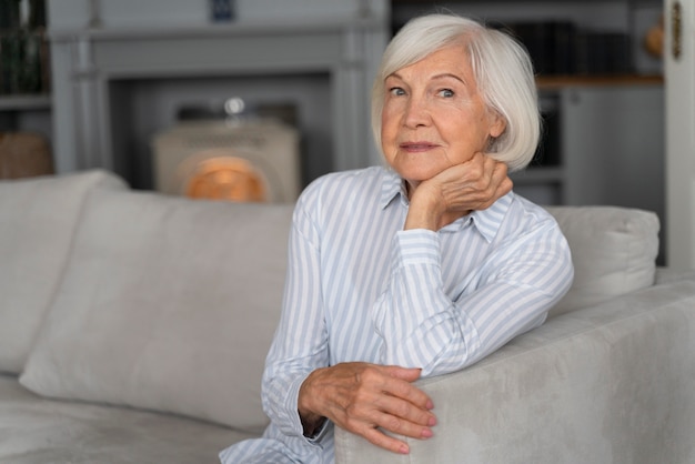 Elderly woman confronting alzheimer's disease