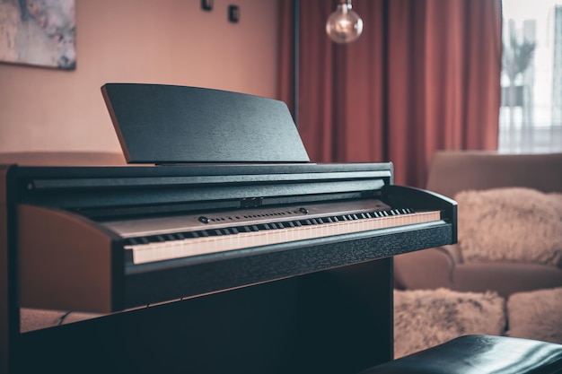 Free photo electronic piano in the interior of the room on a blurred background