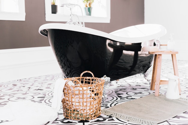 Free photo elegant bathtub with bath elements