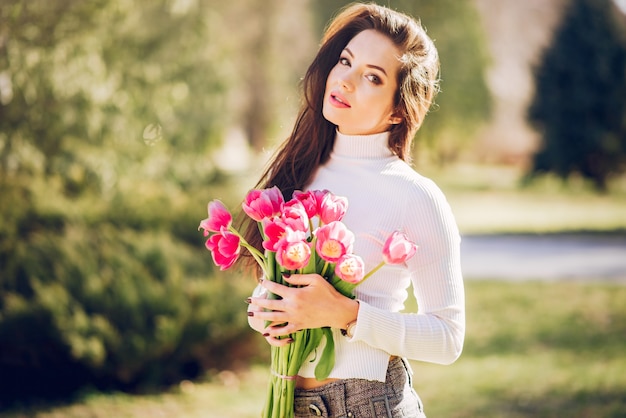 Free photo elegant brunette in a summer park