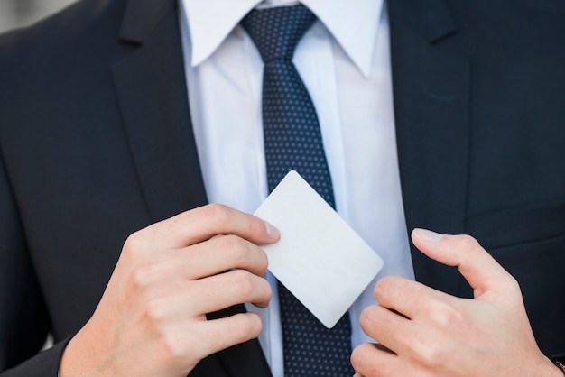 Free photo elegant businessman showing business card