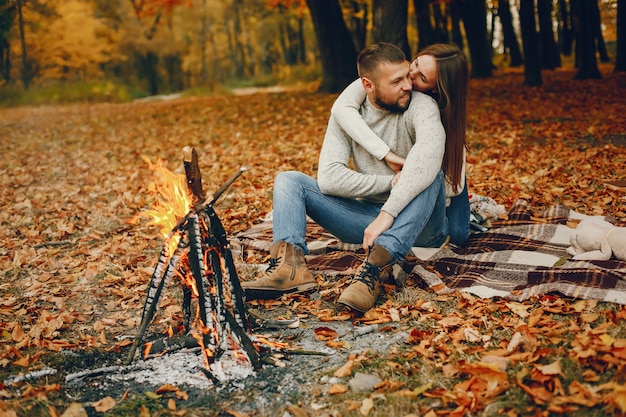 Free photo elegant couple spend time in a autumn park