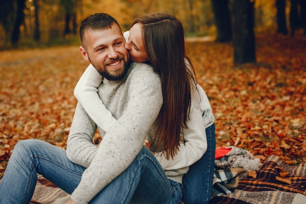 Free photo elegant couple spend time in a autumn park