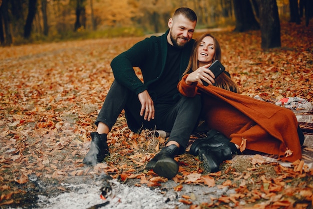 Free photo elegant couple spend time in a autumn park