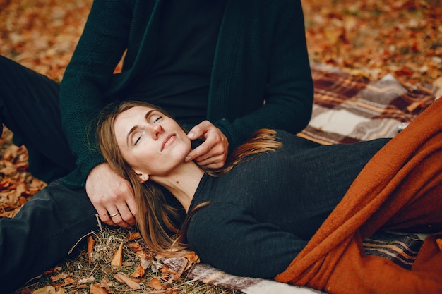 Free photo elegant couple spend time in a autumn park