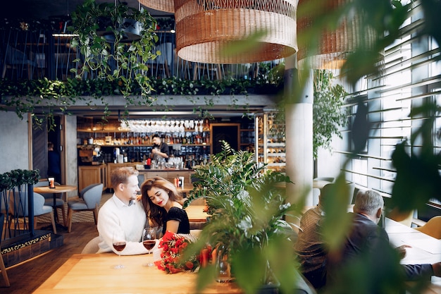 Free photo elegant couple spend time in a restaurant