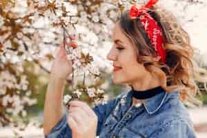 Free photo elegant girl in a spring park