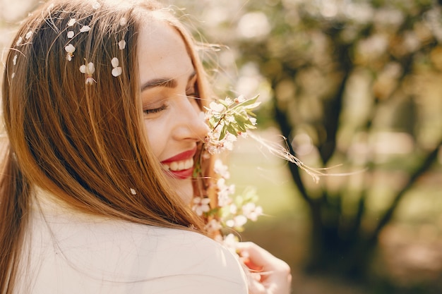 Free Photo elegant girl in a spring park