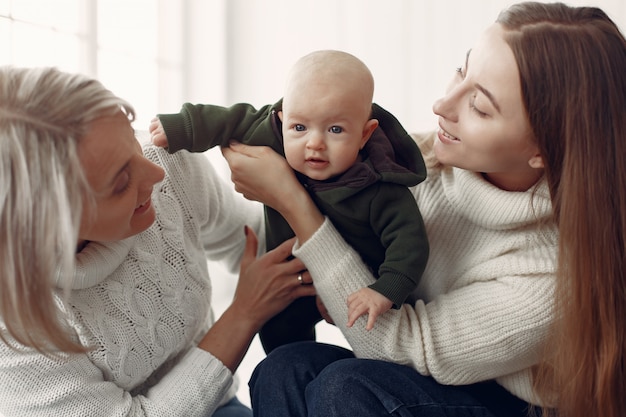 Free Photo elegant grandma at home with daughter and granddaughter