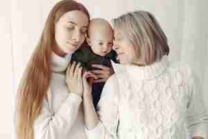 Free photo elegant grandma at home with daughter and granddaughter