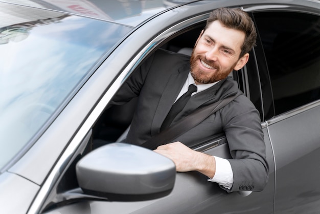 Free photo elegant male taxi driver in costume