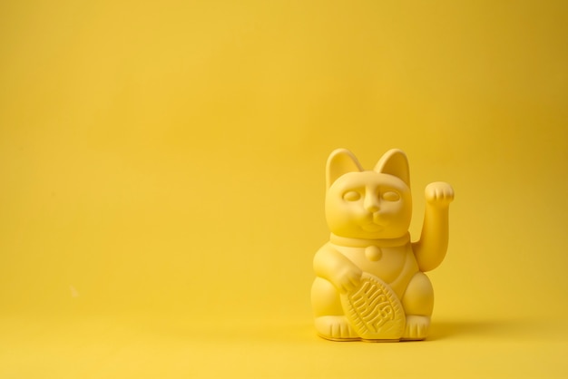 Free photo elegant maneki neko statue