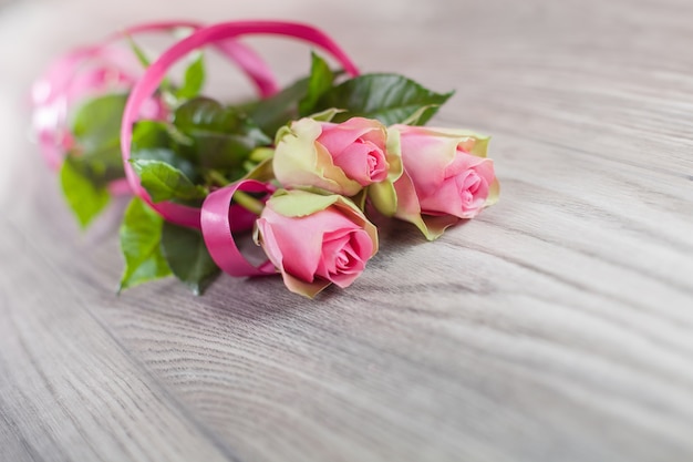 Elegant pink roses bouquet on wood