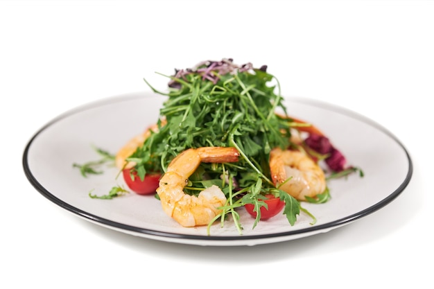 Free photo elegant plate with fresh appetizing salad