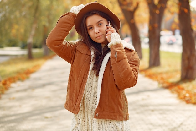 Free Photo elegant and stylish girl in a autumn park