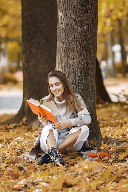 Elegant and stylish girl in a autumn park