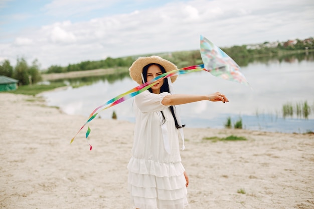 Free photo elegant and stylish girl in a spring park