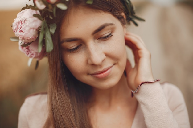 Free photo elegant and stylish girl in a summer field