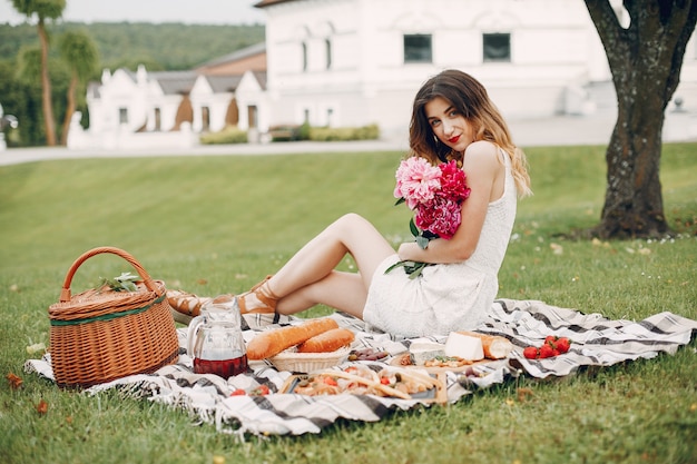 Free photo elegant and stylish girl in a summer garden