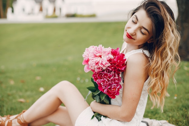 Free photo elegant and stylish girl in a summer garden