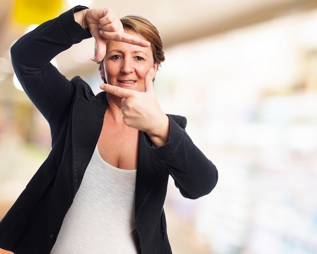 Free photo elegant woman making a frame with fingers