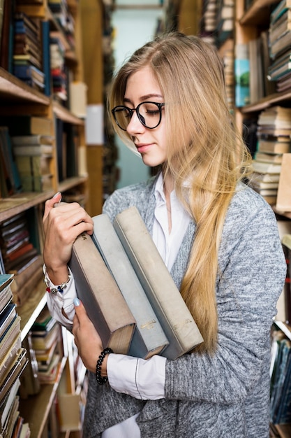 Free photo elegant woman with books