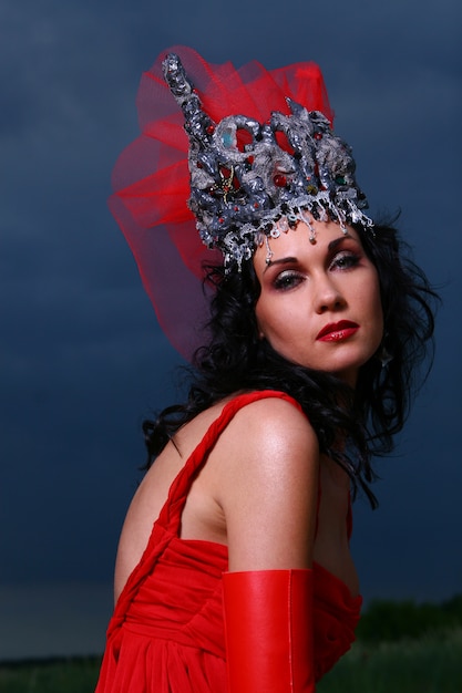 Free photo elegent beautiful woman with crown