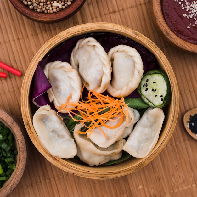 Free photo an elevated view of fresh boiled dumplings inside the steamers