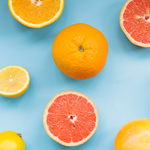 Free photo elevated view of fresh citrus fruits on blue background