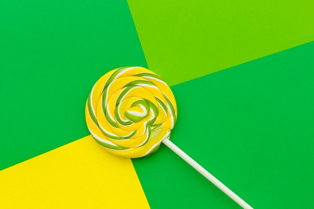 Free photo elevated view of lollipop on colorful background