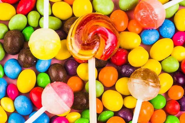 Free photo elevated view of lollipops and sweet candies