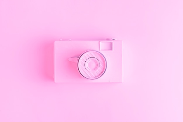 Free photo an elevated view of vintage old camera over pink surface