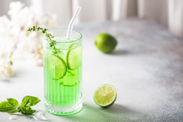 Free photo emonade with lime basil and ice