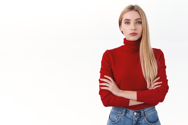 Free photo employee, management and confident women concept. serious-looking attractive small business owner, lady in red turtleneck