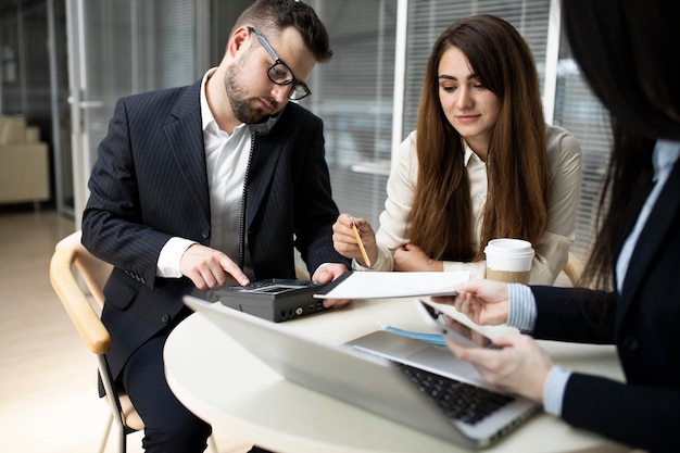 Free photo employees in a business meeting